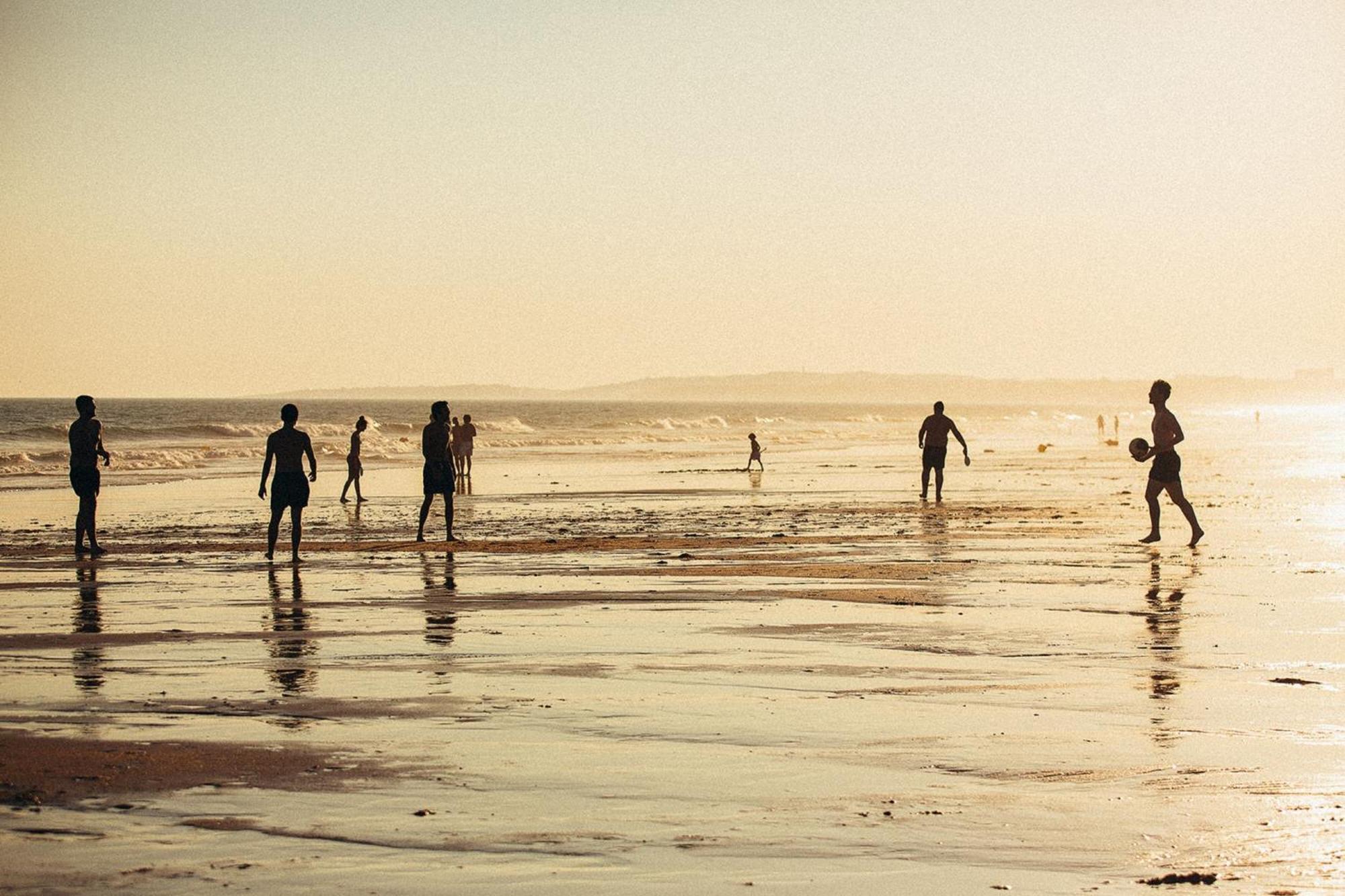 וילהמורה Domes Lake Algarve, Autograph Collection מראה חיצוני תמונה Children playing football on the beach