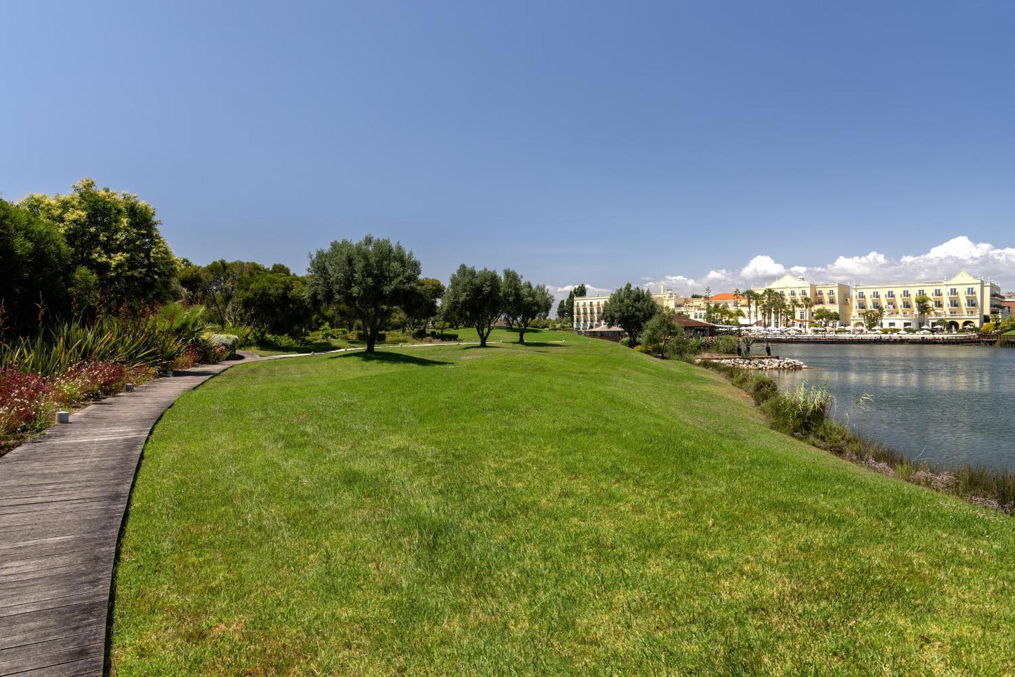 וילהמורה Domes Lake Algarve, Autograph Collection מראה חיצוני תמונה View of the park