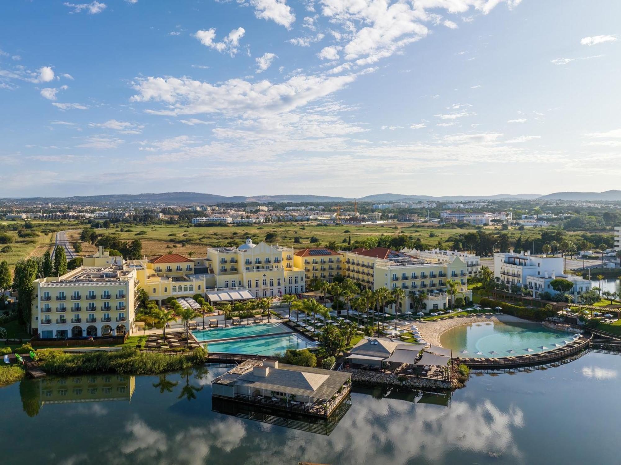 וילהמורה Domes Lake Algarve, Autograph Collection מראה חיצוני תמונה Aerial view of the resort