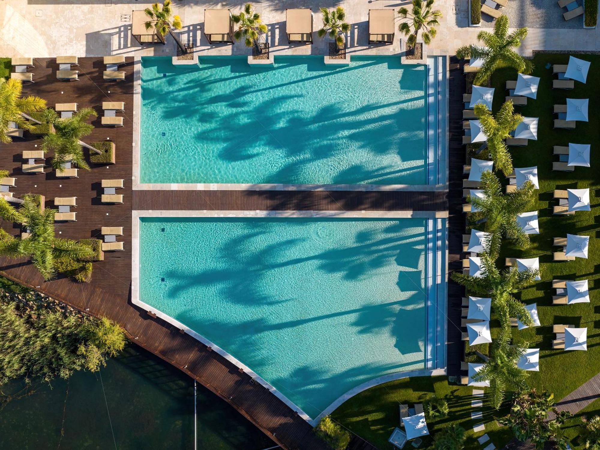 וילהמורה Domes Lake Algarve, Autograph Collection מראה חיצוני תמונה Aerial view of the pool at the Hotel