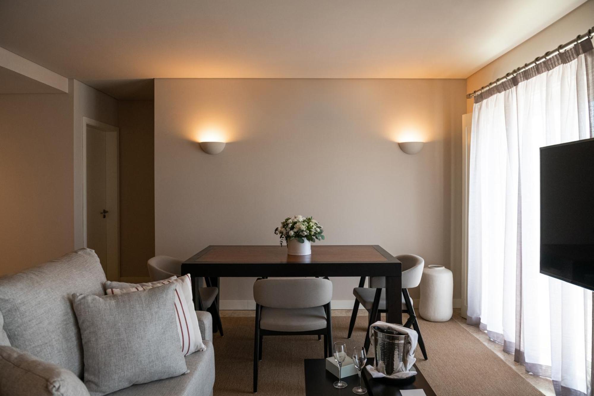 וילהמורה Domes Lake Algarve, Autograph Collection מראה חיצוני תמונה A living room with indirect lighting